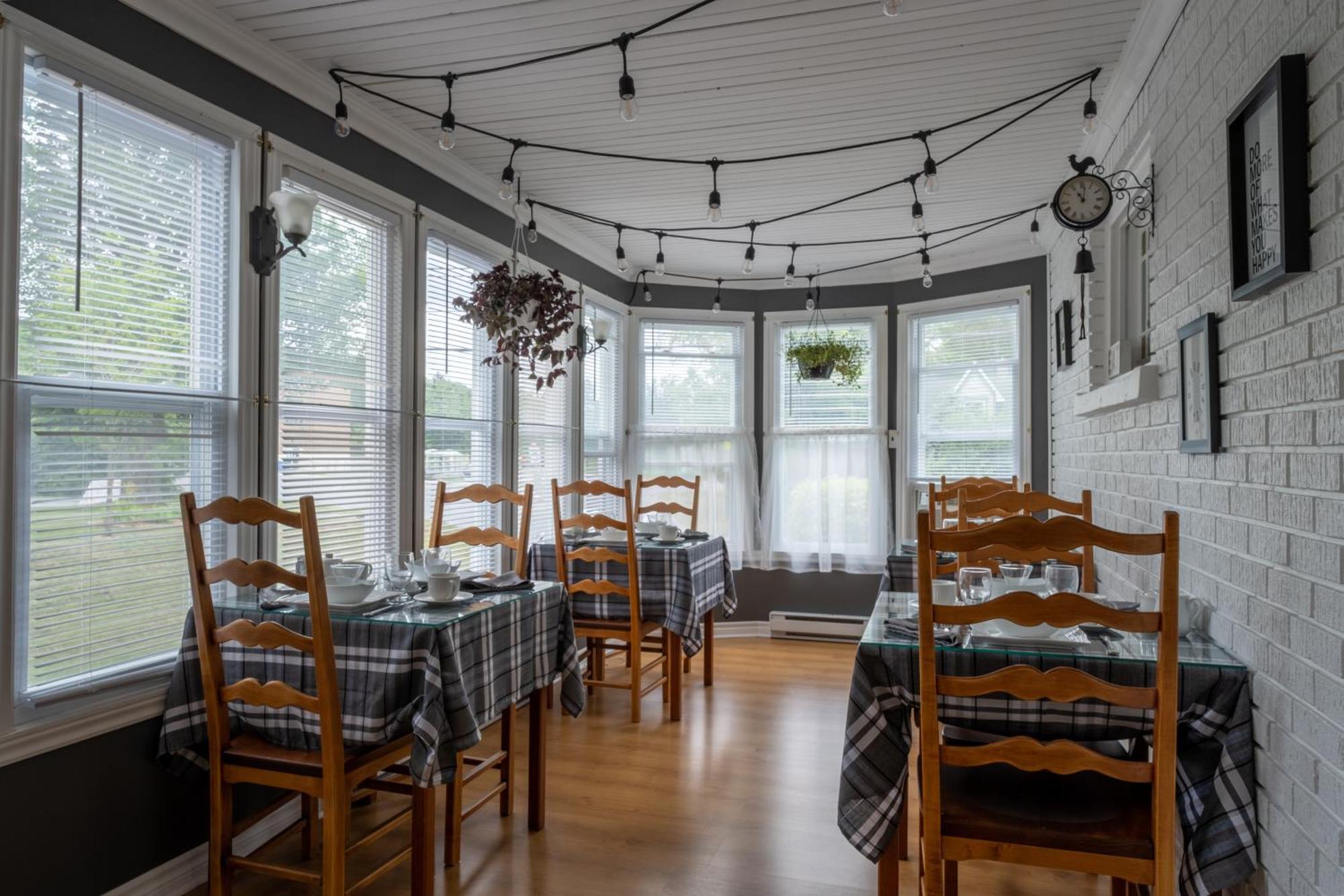 Au Coq Du Bonheur Bed & Breakfast Magog Exterior photo