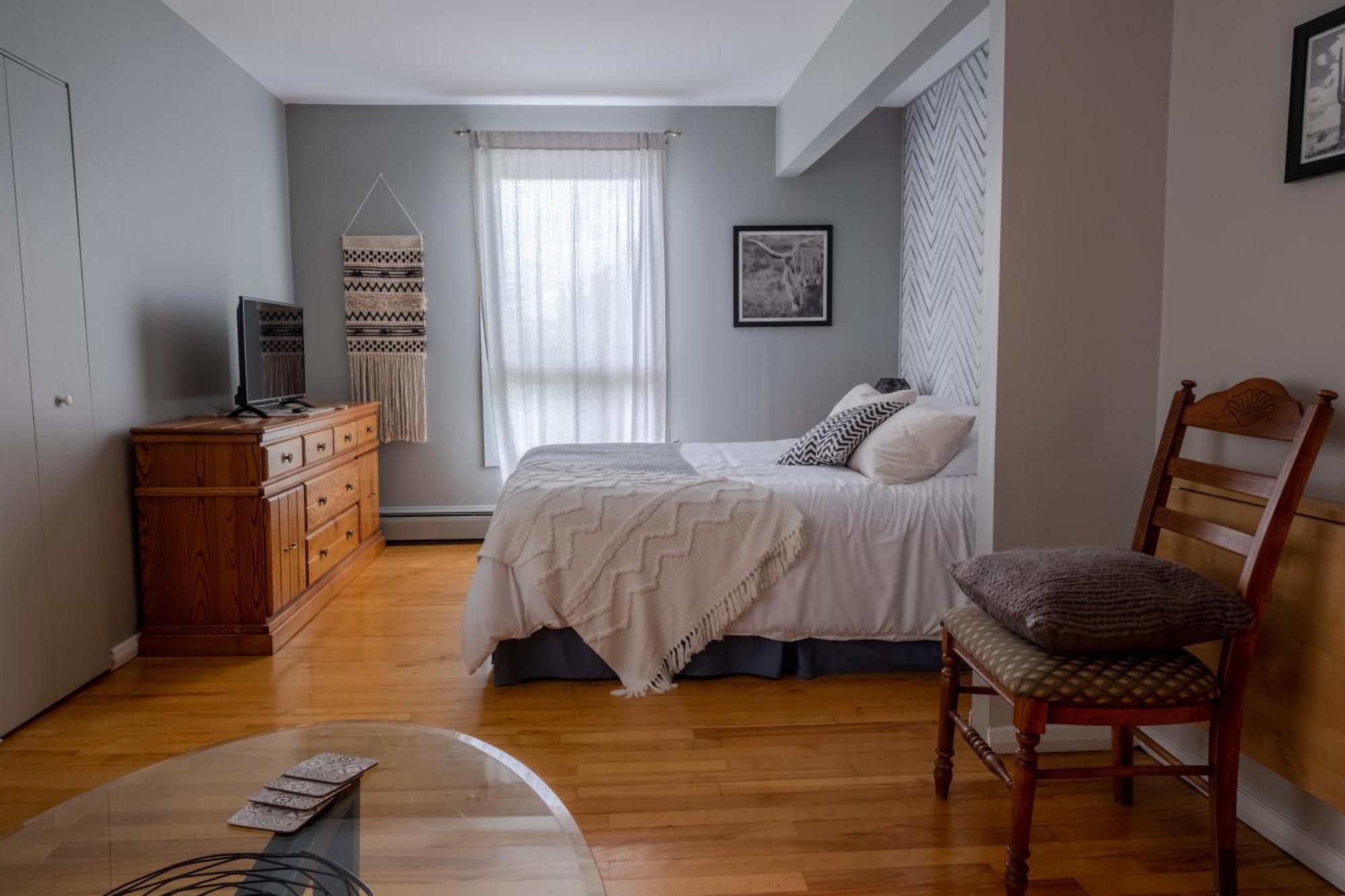 Au Coq Du Bonheur Bed & Breakfast Magog Exterior photo